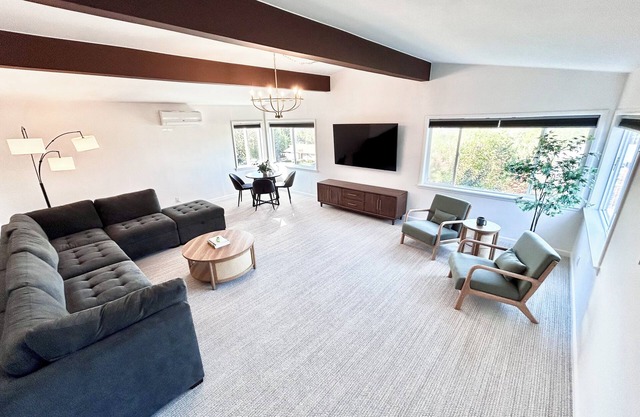 Spacious 5-bdrm home in Wenatchee, Mountain View, hot tub, fire pit, arcade room