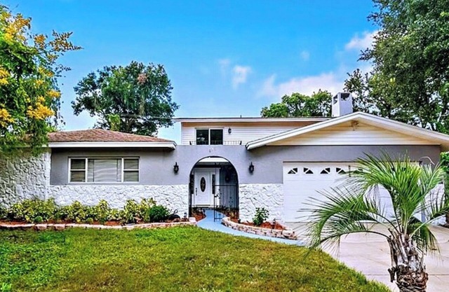 Spacious 5-bedroom house with AC, huge patio and Pingpong table in Altamonte