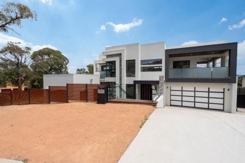 Spacious 5-Bed Family Home in Giralang