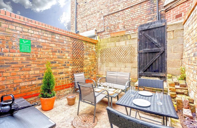 Spacious 5 Bed House, ideal base for groups, free parking, great location