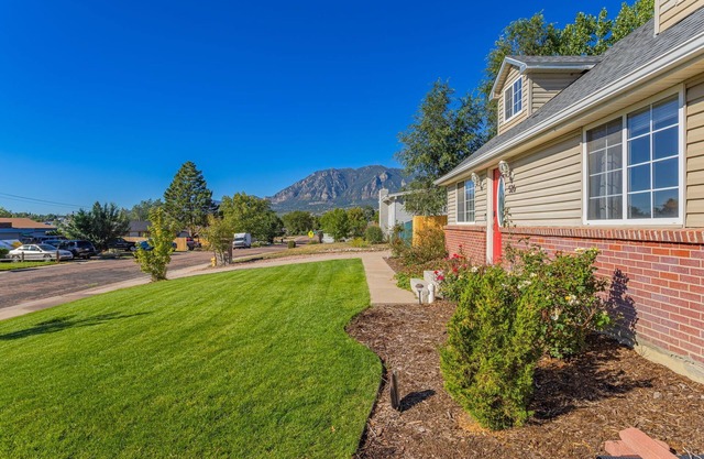 Spacious 5-bedroom home near top Co. Springs attractions