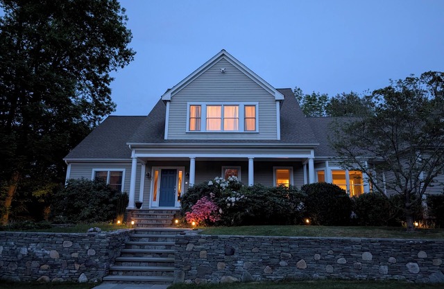 Spacious 5-Bedroom Private Retreat! Private setting close to beaches & Newport