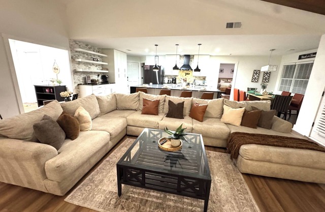 Spacious 5-bedroom house in awesome Lawrenceville with AC