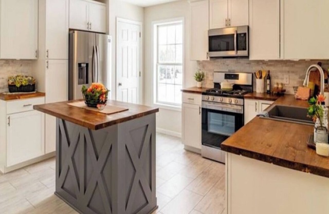 Spacious 5-bedroom house in delightful State College 3 miles to Beaver Stadium