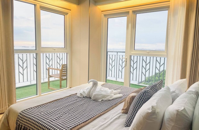 Spacious 5-bedroom apartment with terrific Sunset View in Manila Bay near Okada