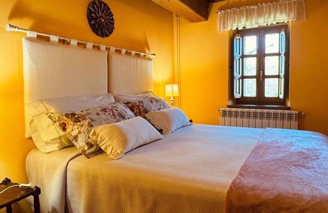 Spacious 5-bedroom cottage in wonderful Riotuerto with WiFi