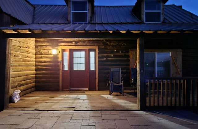 Spacious 5-bedroom Farmhouse cabin in charming Blanding with AC, WiFi