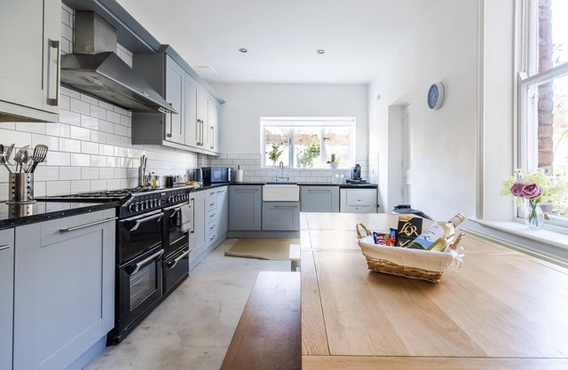 Spacious 5-Bedroom House with Garden