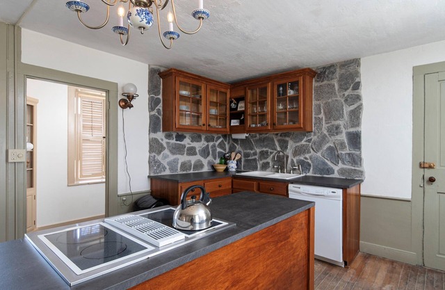 Spacious 5-bedroom Historic Stone House near Okemo
