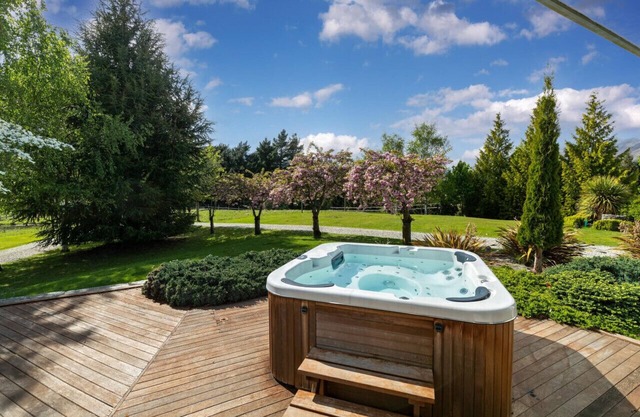 Spacious 5 bedroom home with hot tub