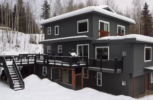 Spacious 5-bedroom house in peaceful Fairbanks with Sauna + Spectacular Viewsn