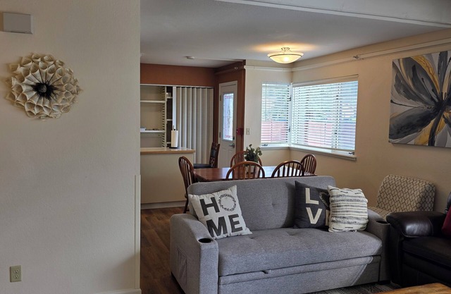 Spacious 5-bedroom house that sleeps 16+ in charming Fairbanks with WiFi