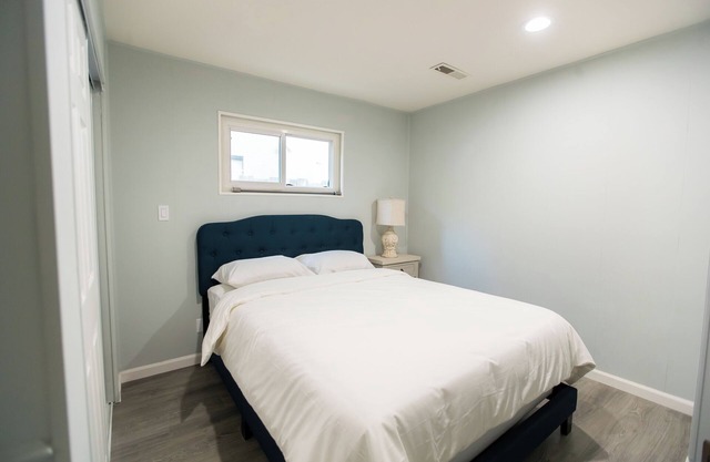 Spacious 5 Bedroom Home! Free WI-FI! AC and HEAT!