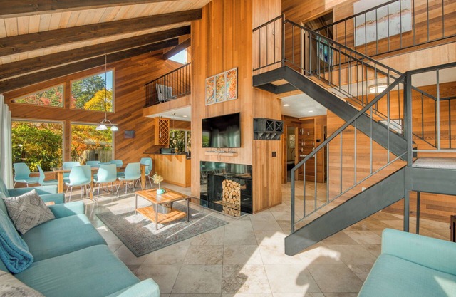 Spacious 5-bedroom house in Vancouver with nice decks and beautiful view