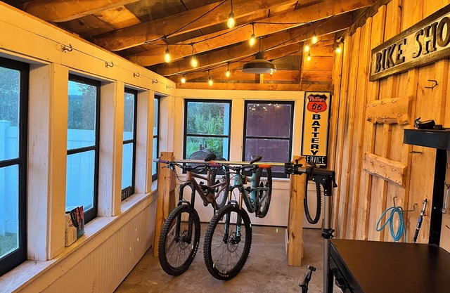 Spacious 5-bedroom home - close to town and trails