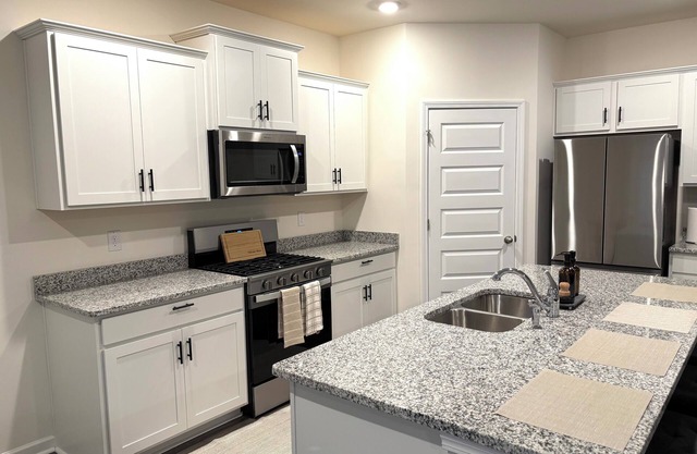 Spacious 5-Bedroom Home Near Piedmont Hospital in Newnan with AC, WiFi, W&D