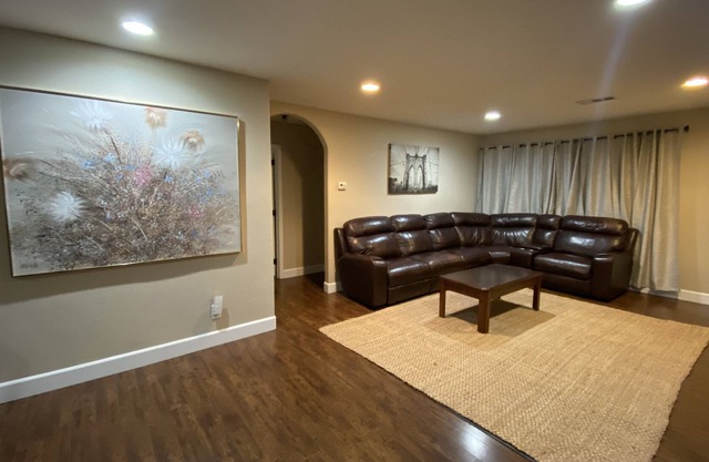 Spacious 5 bedroom home - 10 miles from Disneyland