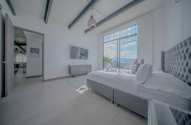 Spacious 5-bedroom house in amazing Medellín with WiFi