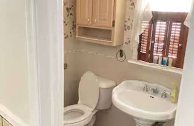 Spacious 5-bedroom house with hot tub and pool
