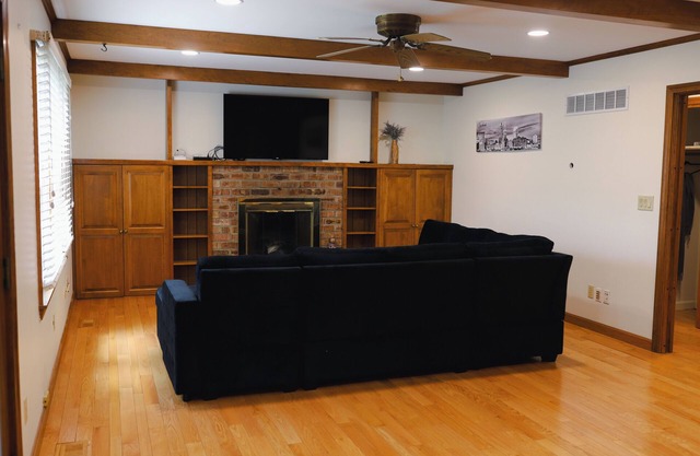 Spacious 5-bedroom house in fabulous Norwalk close to many attractions!