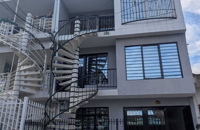Spacious 5-bedroom house with garage and double kitchens