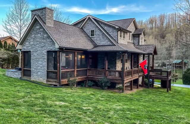 Spacious 5-bedroom Lodge located 5 minutes from Center Hill Lake nSleeps 12
