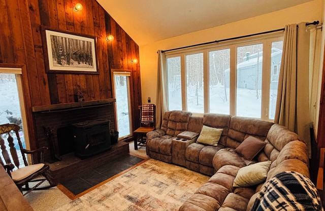 Spacious 5-bedroom pet friendly home in Campton - game room, pools and new AC