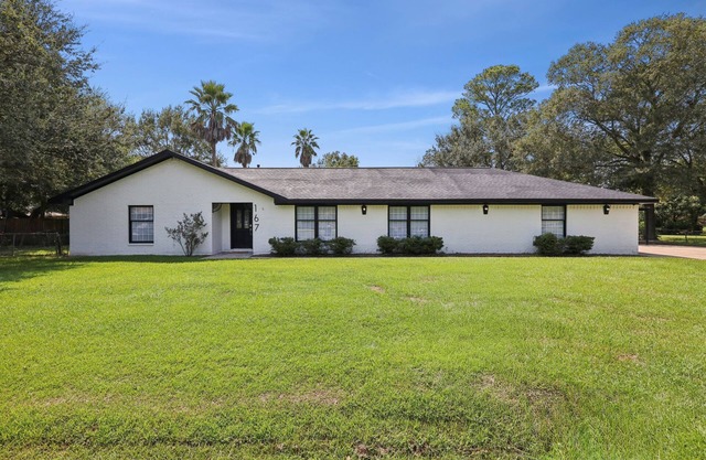 Spacious 5 bedroom home in Bridge City w/pool