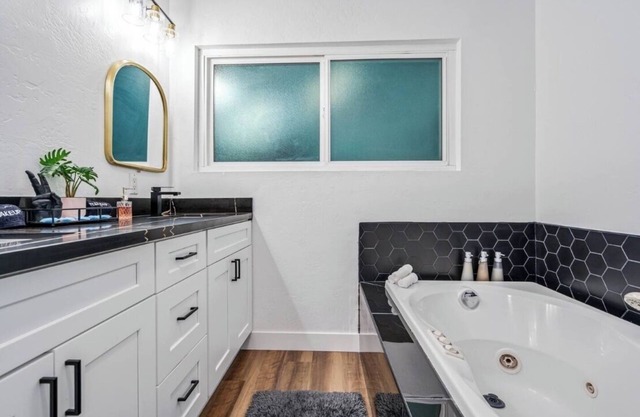 Spacious 5-bedroom POOL House with WiFi and AC in charming Chula Vista