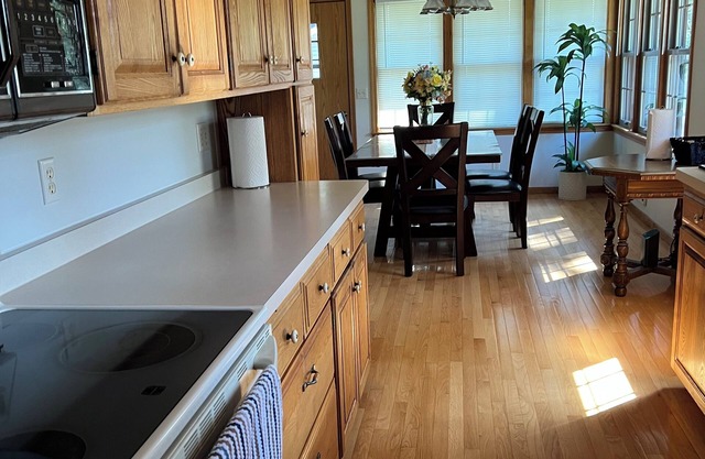 Spacious 5-bedroom house in pleasant Bloomington MN with AC