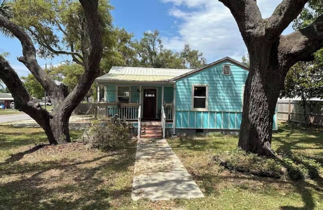 Spacious 5-bedroom house in Panama City, WiFi, AC-2 living rooms including a bar