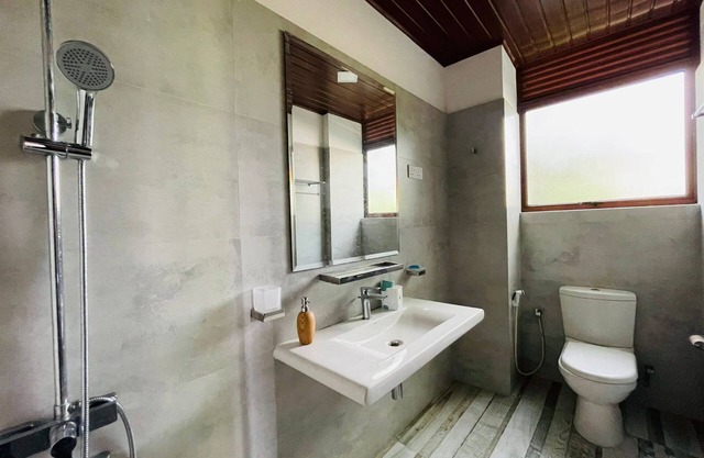 Spacious 5-bedroom villa with WiFi and AC in charming Kandy
