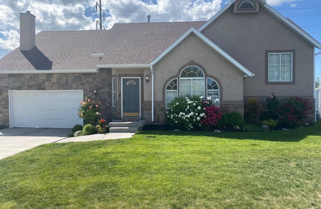 Spacious 5 BR/3 Bath Home with a PRIVATE HOT TUB! 2x full Kitchens & Laundry