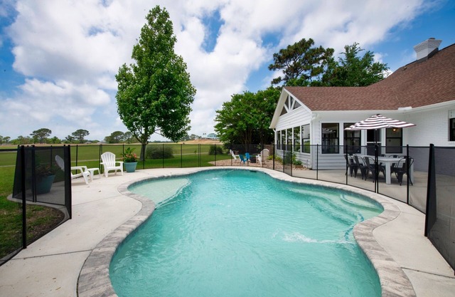 Spacious 5 BR, Beautiful Sunsets on Golf Course