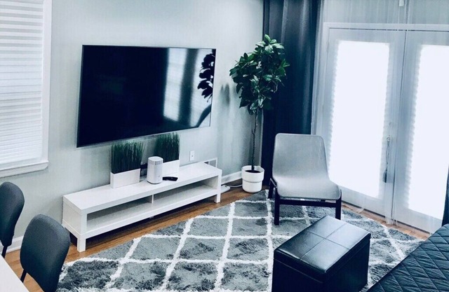 Spacious 5BDR, 3.5BTH, with 2-car parking. Minutes to Manhattan and EWR Airport!