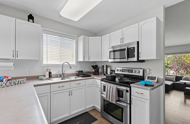Spacious 5BR Family Retreat in Sherwood Park