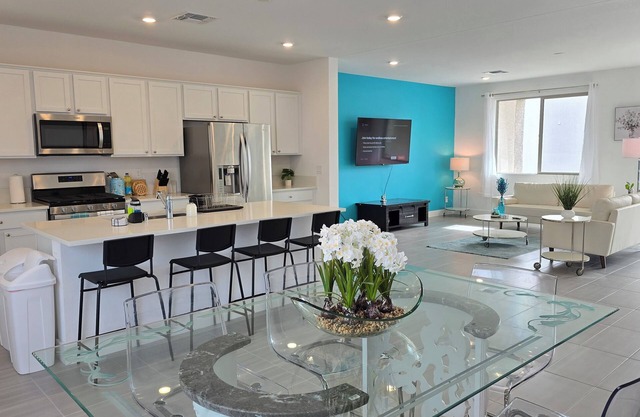 Spacious 5BR House ★ Pool Table ★ Arcades
