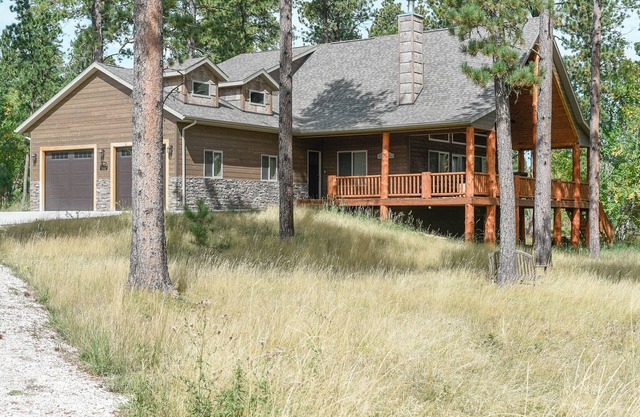 Spacious 5BR w/Large Covered Deck, and Hot Tub Minutes to Deadwood!