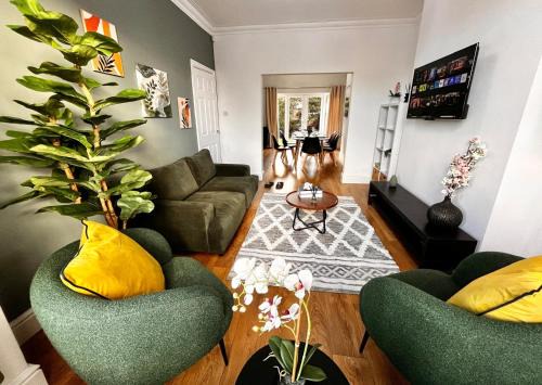 Spacious 6 bed house Altrincham