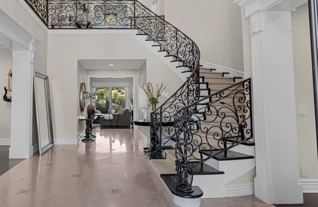 Spacious 6-bedroom Private Gated Home with WiFi and AC in amazing Thousand Oaks