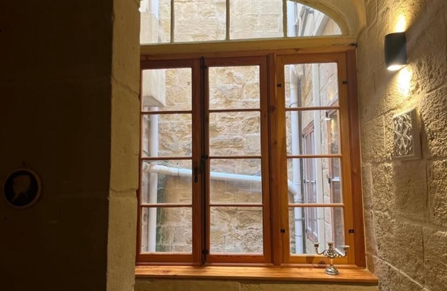 Spacious, 6-bedroom, 500 year old house of character, inc WiFI & AC in Senglea
