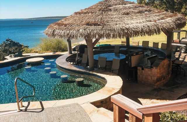 Spacious 6-bedroom/7 bathroom Lakeside house on Lake Texoma.