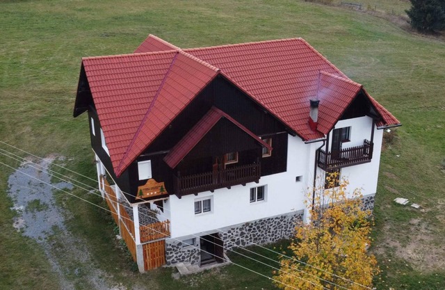 Spacious 6-bedroom chalet in marvelous Călățele near Beliș with WiFi