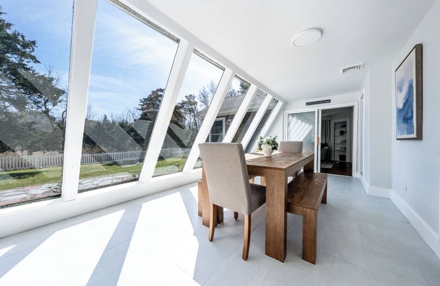 Spacious 6 Bedroom Coastal Getaway – 4 Mins to Ocean!