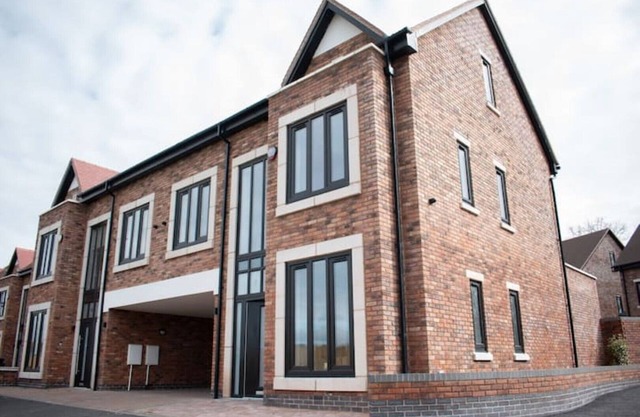 Spacious 6 bedroom home, Sleeps 11, Close to BHX & Motorways, LONGER TERM STAYS