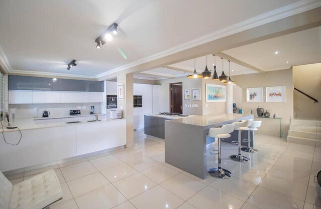 Spacious 6-bedroom house with swimming pool, WiFi and AC in Sandton.