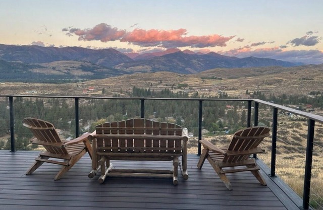 Spacious 6-bedroom lodge/house overlooking charming Winthrop with WiFi, AC