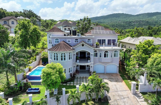 Spacious 6-bedroom Mansion Villa 30 minutes from MBJ Airport