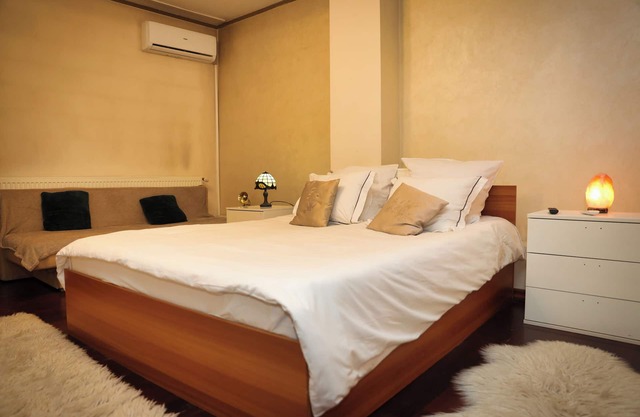 Spacious 6-bedroom villa in gorgeous Târgu Jiu with WiFi, AC