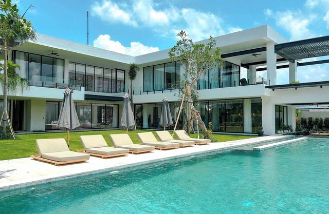 Spacious, 6 Bedroom Villa near Canggu Area